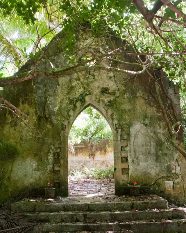 بوابة كنيسة في جزيرة بودام.