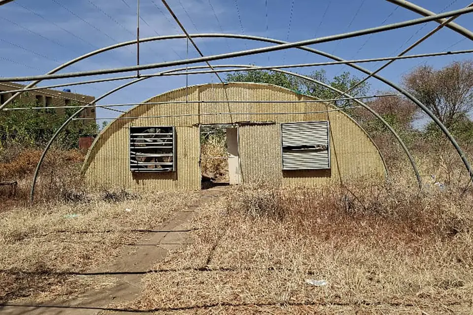 آثار الدمار في مبنى بنك الجينات الوراثية أحد أقسام هيئة البحوث الزراعية بمدينة ود مدني ولاية الجزيرة