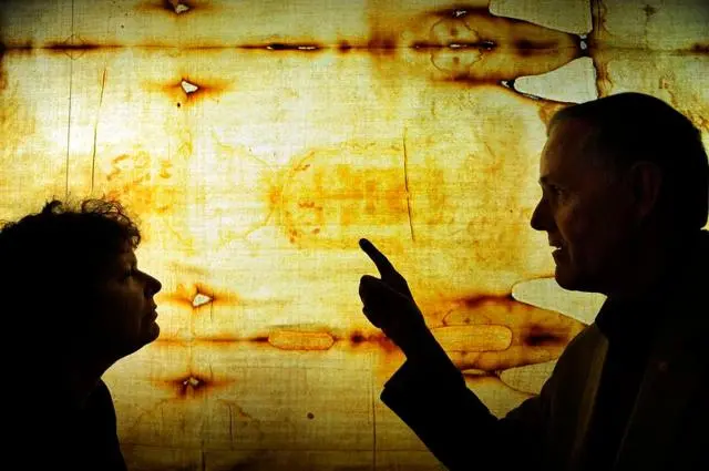 علماء يفحصون كفن تورينو