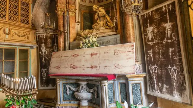صورة للكفن المقدس من داخل كنيسة سان لورينزو في إيطاليا