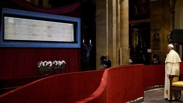 البابا فرنسيس بابا الفاتيكان أثناء مشاهدة كفن تورينو في عام 2013