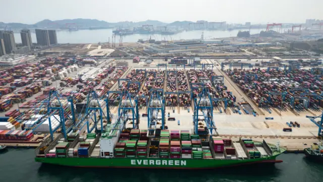 سفن وحاويات في أحد الموانئ الصينية